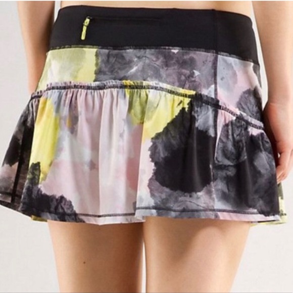 Size 4 Lululemon abstract Skort, skirt with built-in shorts for sports or dance - Picture 2 of 2